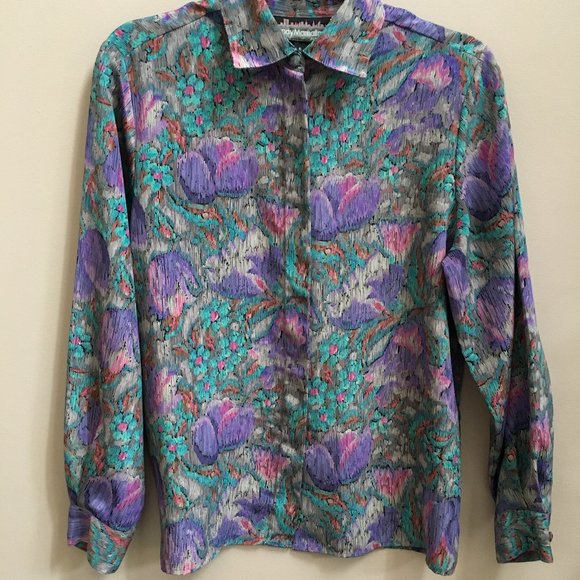 Vintage Tops - Dreamy Monet-like vintage floral blouse with fabric-covered buttons